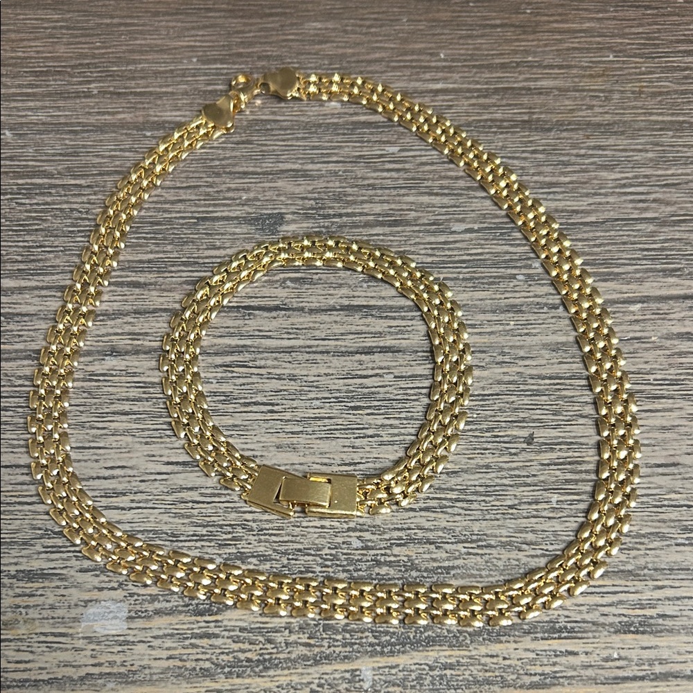Elegant Gold Necklace and Bracelet Set